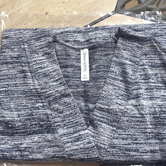 SOFT V NECK LOOSE FIT TUNIC - Picture 4 of 5